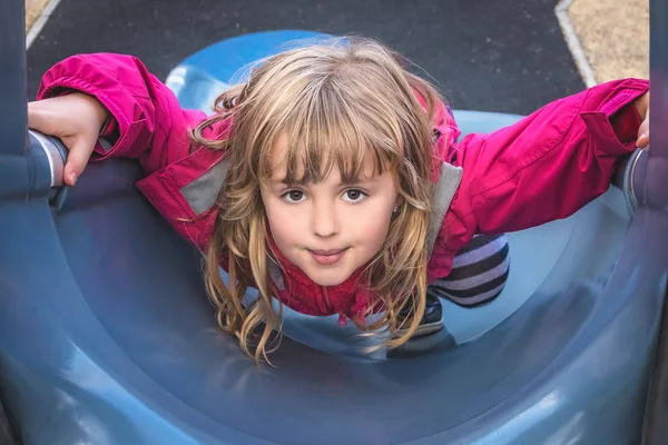 Pequena Menina Caucasiana Subindo Grande Corrediça Livre Playground — Fotografia de Stock