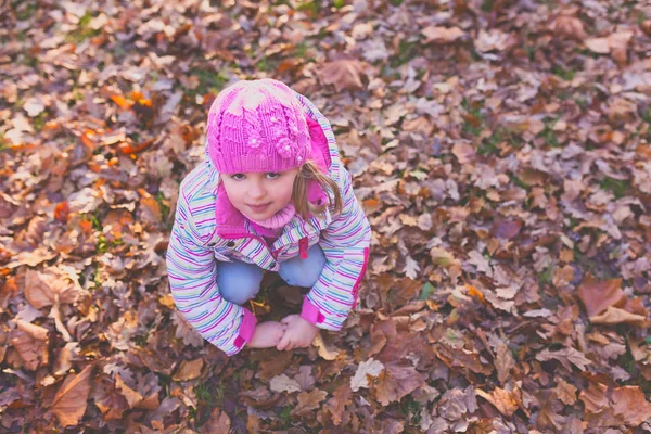 Портрет Милої Дівчини Рожевому Капелюсі Лежить Землі Повний Осіннього Листя — стокове фото