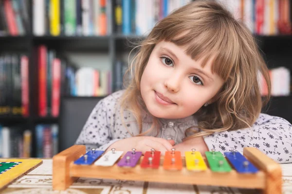 Linda Niña Caucásica Jugando Pequeños Platillos Coloridos Casa —  Fotos de Stock