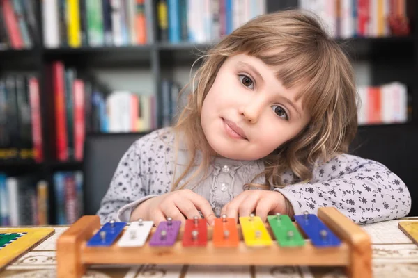 Linda Niña Caucásica Jugando Pequeños Platillos Coloridos Casa —  Fotos de Stock