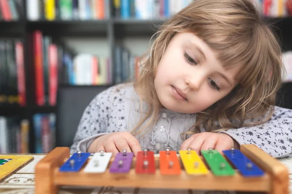 Linda Niña Caucásica Jugando Pequeños Platillos Coloridos Casa —  Fotos de Stock