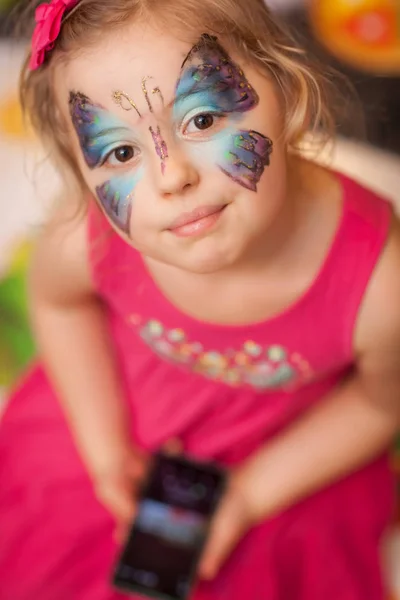 Aranyos Kis Kaukázusi Lány Akinek Pillangó Van Arcára Festve Gyerekek — Stock Fotó
