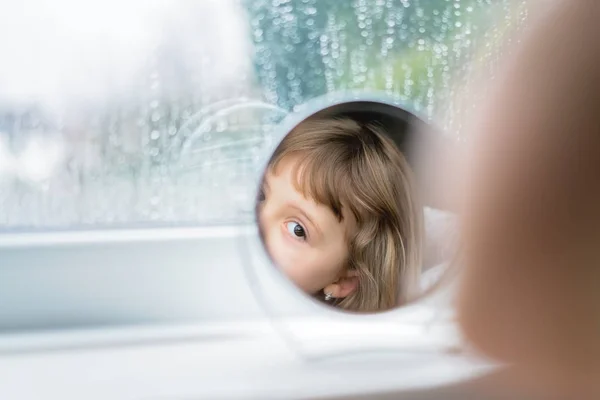 Милая Белая Девушка Смотрит Маленькое Круглое Зеркало Расчесывая Волосы Спальне — стоковое фото