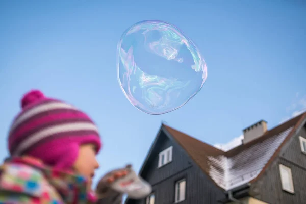 Meisje Kijkend Naar Reus Zeepbel Hoofdstraat Karpacz Stad Pools Winter — Stockfoto