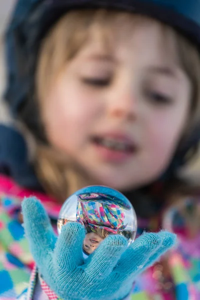 Retrato Inverno Uma Menina Usando Capacete Esqui Segurando Pequena Bola — Fotografia de Stock