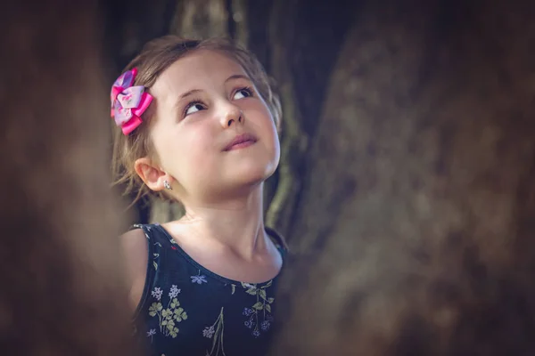 Porträt Eines Niedlichen Kaukasischen Mädchens Das Sommer Einem Dunklen Wald — Stockfoto