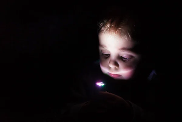 Kleiner Kaukasischer Junge Spielt Mit Kleiner Taschenlampe Einem Dunklen Raum — Stockfoto