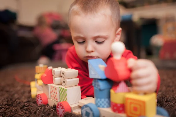 Menino Caucasiano Brincando Com Trem Brinquedo Madeira Colorido Tapete Sala — Fotografia de Stock