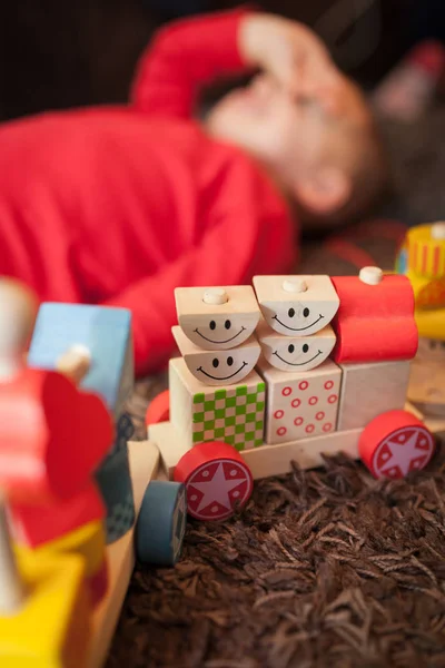 Pequeño Chico Caucásico Tirado Cansado Después Jugar Con Colorido Tren —  Fotos de Stock