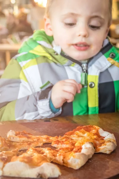 Kleiner Junge Überlegt Noch Ein Stück Pizza Nehmen Soll — Stockfoto