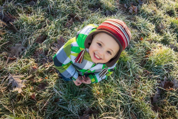 Portrait Petit Garçon Caucasien Assis Sur Herbe Dans Parc Automne — Photo