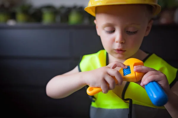 Menino Bonito Segurando Ferramentas Brinquedo Plástico Fingindo Ser Capataz Construtor — Fotografia de Stock