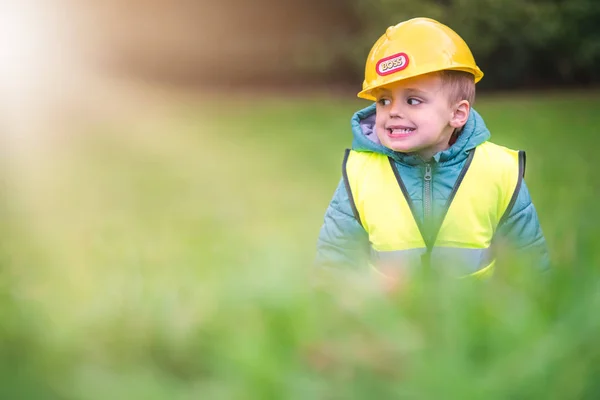 Pequeño Chico Lindo Fingiendo Ser Capataz Constructor Fuera Jardín —  Fotos de Stock