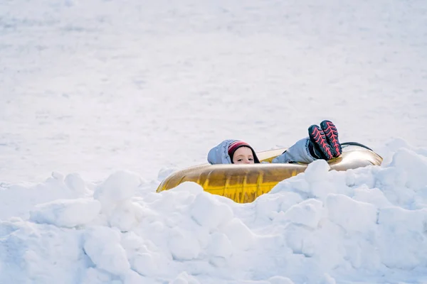 Αγόρι Έλκηθρο Κάτω Ενός Λόφου Χιονισμένη Κίτρινο Φουσκωτά Σωλήνα — Φωτογραφία Αρχείου
