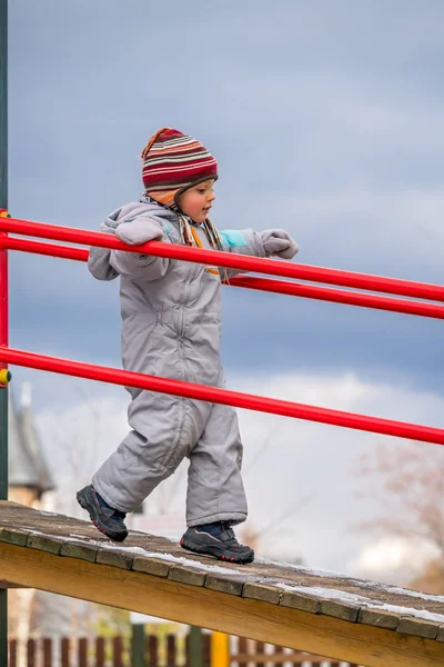 Маленький Мальчик Идущий Деревянному Мосту Открытой Площадке Холодную Зиму — стоковое фото