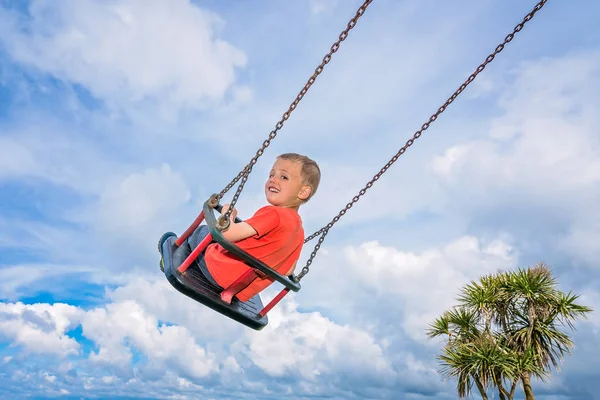 Pequeno Menino Caucasiano Divertindo Sling Playground — Fotografia de Stock