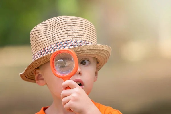 Photo Cute Little Happy Caucasian Boy Straw Hat Holding Magnifying — Stock Photo, Image