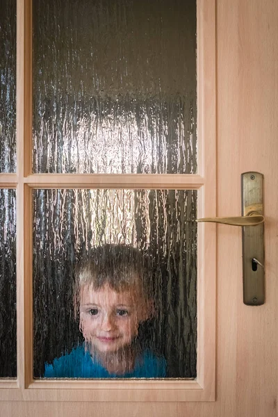 Портрет Милого Маленького Белого Мальчика Прячущегося Дверью Стеклянными Окнами Время — стоковое фото