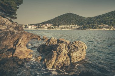 Yaz, Hırvatistan Dubrovnik Lapad bölgesinde güzel kayalık Hırvat sahil