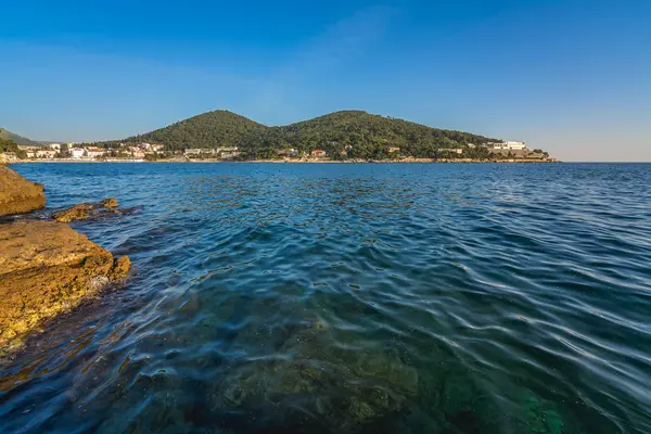 Όμορφες Βραχώδεις Κροατική Ακτή Στην Περιοχή Lapad Του Ντουμπρόβνικ Καλοκαίρι — Φωτογραφία Αρχείου