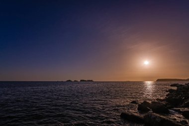 Günbatımı üzerinde kayalık Hırvat sahil Dubrovnik, Hırvatistan