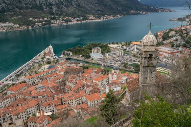 Kotor şehir, Karadağ panoramik Kotor Koyu'ndaki ve Old Town evleri