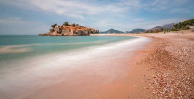 Tarihsel Sveti Stefan eski şehir, şu anda özel mülkiyet, sahil Karadağ