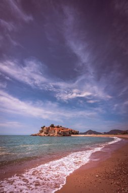 Tarihsel Sveti Stefan eski şehir, şu anda özel mülkiyet, sahil Karadağ