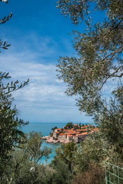 Tarihsel Sveti Stefan eski şehir, şu anda özel mülkiyet, sahil Karadağ