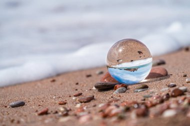 Peebles sahilde, Karadağ sahil büyük şeffaf cam top yansıyan Sveti Stefan tarihi eski şehir yerleştirilen