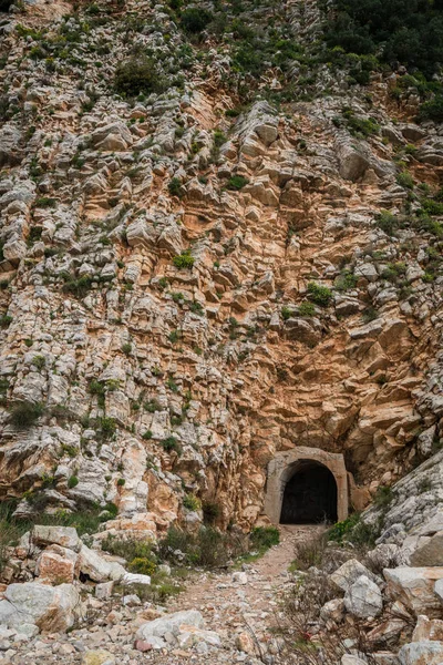 Вхід Тунель Вирізали Усередині Скелі Прибережних Ландшафтною Доріжкою Петровац Чорногорія — стокове фото