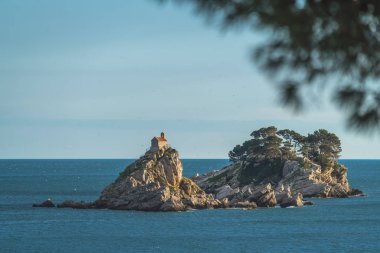 Petrovac, Karadağ'deniz kıyısında gezinti görüldüğü gibi kaya Manastırı görünümü