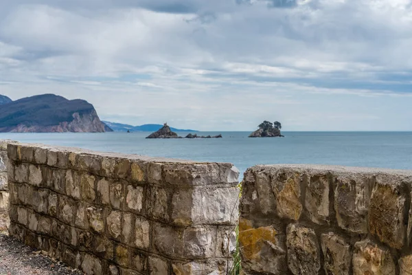 Vista Mosteiro Rocha Como Visto Passeio Marítimo Costa Mar Petrovac — Fotografia de Stock