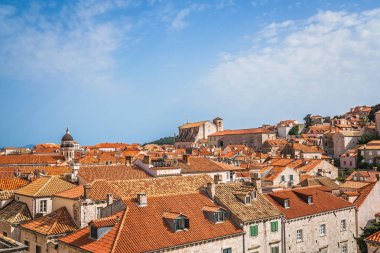 Panoramik Dubrovnik'in eski müstahkem şehir duvarlarından görüntülendi, eski evlerin çatıları