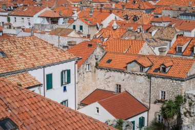 Dubrovnik'in eski müstahkem şehir duvarlarından görüntülendi, eski evlerin çatıları, yakın çekim
