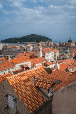 Dobruca Lokrum Adası ile eski müstahkem şehir duvarlarının içinde belgili tanımlık geçmiş her bakıldığında, eski evlerin çatıları