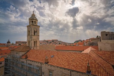 Kilisenin çan kulesi ve Dubrovnik'in eski şehir merkezine görüntülendi, eski bir evin çatı duvarları, Hırvatistan güçlendirilmiş