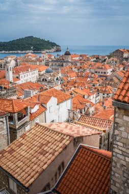 Dobruca Lokrum Adası ile eski müstahkem şehir duvarlarının içinde belgili tanımlık geçmiş her bakıldığında, eski evlerin çatıları