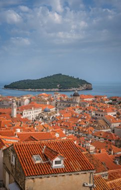 Dobruca Lokrum Adası ile eski müstahkem şehir duvarlarının içinde belgili tanımlık geçmiş her bakıldığında, eski evlerin çatıları
