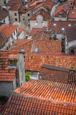 Havadan görünümü kırmızı kiremitli çatılar şehrin eski Kotor, Karadağ evler