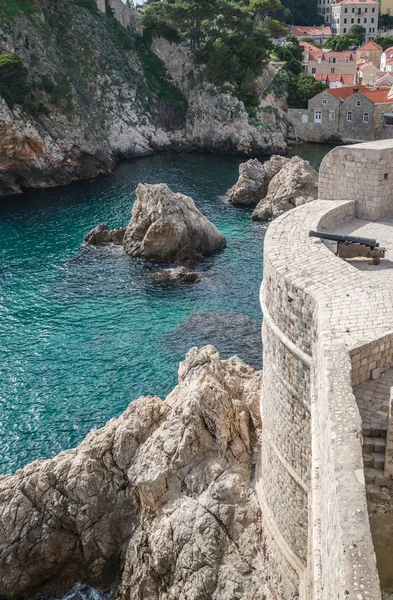 Dubrovnik Old Town büyük savunma surlarındaki kale Bokar, Hırvatistan tarihi savaş topu