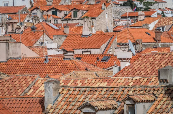Dubrovnik'in eski müstahkem şehir duvarlarından görüntülendi, eski evlerin çatıları, yakın çekim