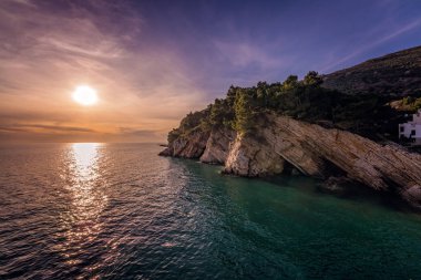 Petrovac sahil, Karadağ kayalıklarla üzerinde güzel gün batımı