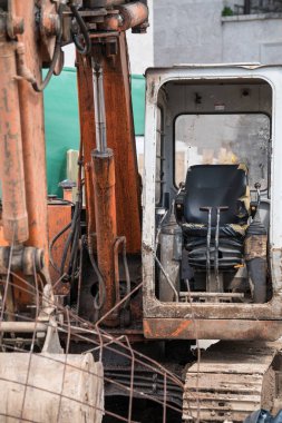 Eski, bakımsız ve terk edilmiş bir kazıcı.