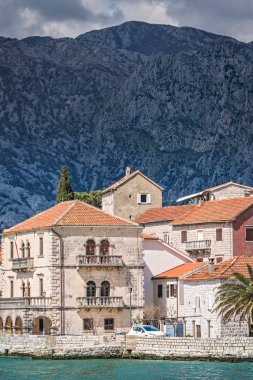 Karadağ 'ın Kotor Körfezi' ndeki güzel Perast kasabasındaki eski evler