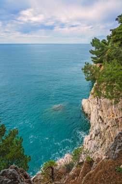 Petrovac bay, Karadağ'ın kıyısında güzel yüksek kayalıklarla