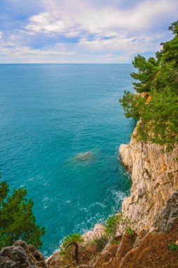 Petrovac bay, Karadağ'ın kıyısında güzel yüksek kayalıklarla