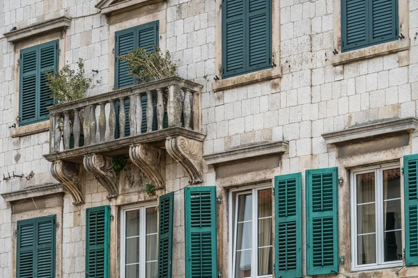 Green Window Shutters Historical Residential Building Kotor Old Town Montenegro — Stock Photo, Image