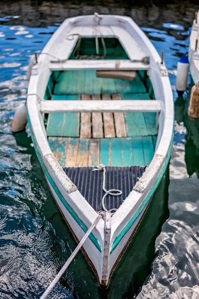 Небольшая Рыбацкая Лодка Берегу Красивом Городе Пераст Которском Заливе Черногория — стоковое фото