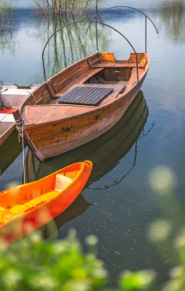 Négligé Bateau Pêcheur Bois Vide Sur Rive Lac Skadar Virpazar — Photo